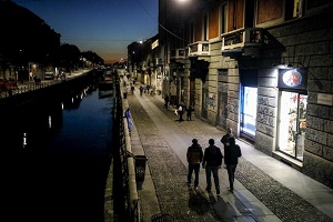 Giovane accoltellato sui navigli