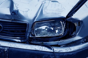 Nordafricani fingono investimento per rapinare automobilista