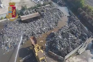Rimosse tonnellate di rifiuti da via Chiasserini