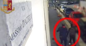 Rapina turista e poi accoltella un agente: arrestato