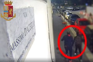 Rapina turista e poi accoltella un agente: arrestato