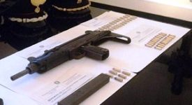 Gettano un mitra mentre fuggono dalla polizia. Cinque arresti