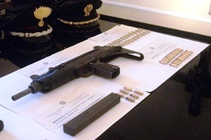 Gettano un mitra mentre fuggono dalla polizia. Cinque arresti