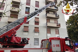 Bruciano la porta di casa a un invalido: arrestati