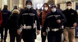 Cerca di non pagare alla cassa e aggredisce security