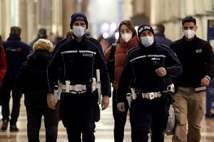 Cerca di non pagare alla cassa e aggredisce security