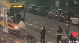 Bloccano tram a sassate e fanno flessioni su binari