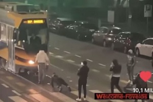 Bloccano tram a sassate e fanno flessioni su binari