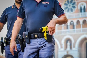 Consulta: incostituzionale legge lombarda. Stop taser ai ghisa Da oggi la Polizia è dotata di taser