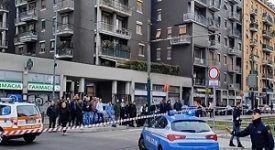 Figlio accoltella e uccide il padre in strada