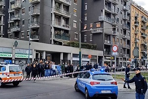 Figlio accoltella e uccide il padre in strada