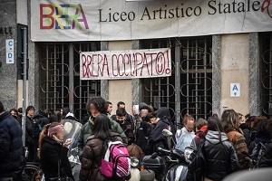 Studenti del liceo Brera: negati cibo e coperte Occupato il liceo Brera: vicepreside in ospedale
