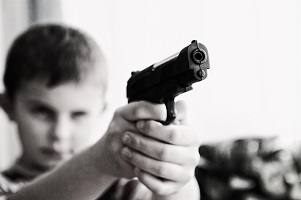 Minorenne rapinato e violentato in metro