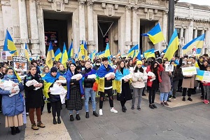Centinaia di ucraini in piazza contro la guerra