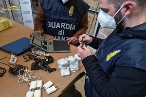 Sequestrati 500mila articoli telefonia falsi