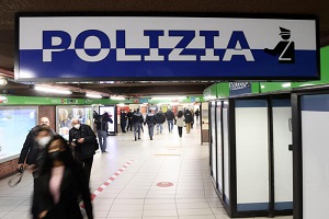 Borseggiatrici aggrediscono operatori di Striscia