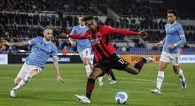 Il Milan vince a Roma e sorpassa l'Inter