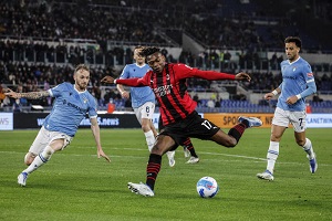 Il Milan vince a Roma e sorpassa l'Inter