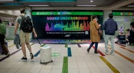 Stazioni della metro con palco per musica live