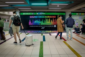 Stazioni della metro con palco per musica live