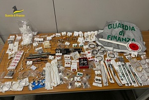 Gdf sequestra falsi bijoux di marchi famosi