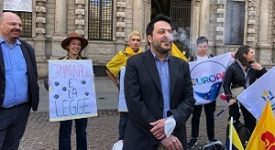 Consigliere Pd fuma spinello davanti a Comune