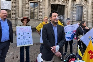 Consigliere Pd fuma spinello davanti a Comune