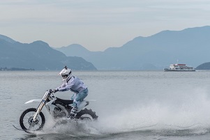 La moto che vola sull’acqua è all’asta