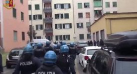 Cercano rapper ma vengono rapinati a San Siro. Poi rivolta contro la Polizia