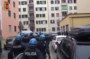 Cercano rapper ma vengono rapinati a San Siro. Poi rivolta contro la Polizia
