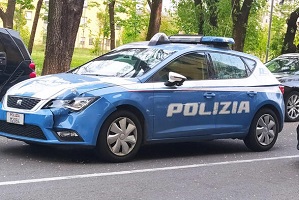 Spara pallini e minaccia passante: denunciato