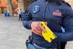 Da in escandescenza armato di coltello: fermato con il taser