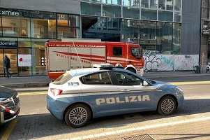 Peruviano picchia la sorella e aggredisce la polizia: fermato col taser