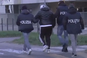 Rapina ed estorsione ad un commercialista: due arresti