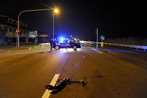 Grave incidente in monopattino in via Borsi
