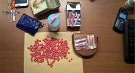 Si fa spedire metanfetamine mentre è ai domiciliari