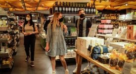 Shopping prudente: molti con la mascherina
