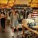 Shopping prudente: molti con la mascherina