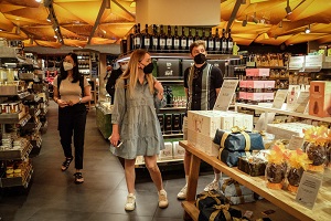 Shopping prudente: molti con la mascherina