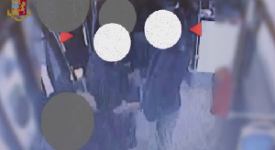 Aiutano anziana sul bus e la derubano