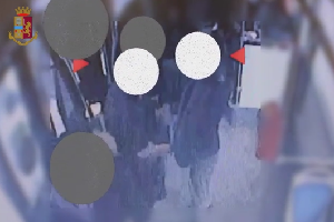 Aiutano anziana sul bus e la derubano
