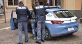 Bengalese aggredisce ragazza in centro: arrestato