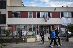 Esplode power bank tre feriti in una scuola