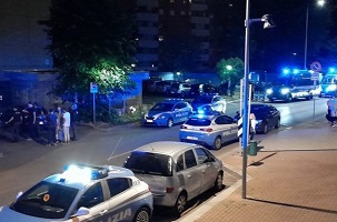 Maxi rissa in via Bolla. Bastonate fra una sessantina di abitanti degli alloggi popolari