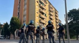 Perquisizioni e sgomberi in corso in via Bolla