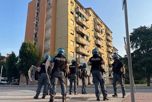 Perquisizioni e sgomberi in corso in via Bolla