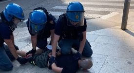 Poliziotta immobilizza donna armata e viene aggredita da un passante