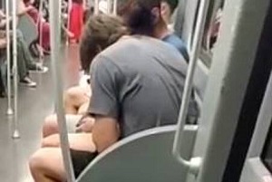 Sniffano cocaina fra i passeggeri in metropolitana