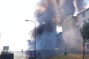 Grosso incendio negli orti di via Fabio Massimo