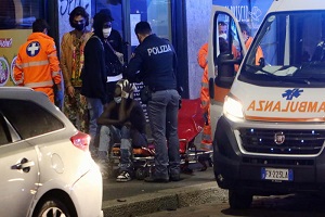 Giovane accoltellato in corso Como